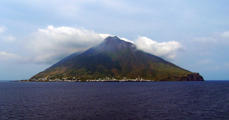 How many people died when the Stromboli volcano erupted?