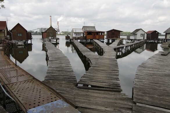 http://www.atlasobscura.com/places/bokod-floating-houses