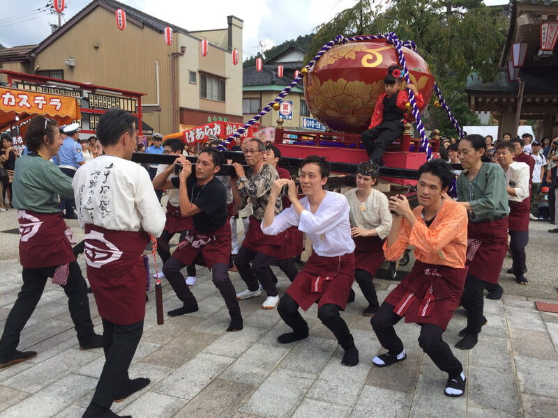 A team of about 25 people lifts the owan-mikoshi.