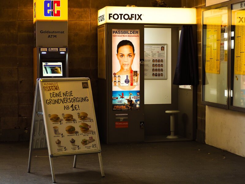 Los fotomatones digitales como este en Alemania han reemplazado a sus antepasados ??analógicos. 