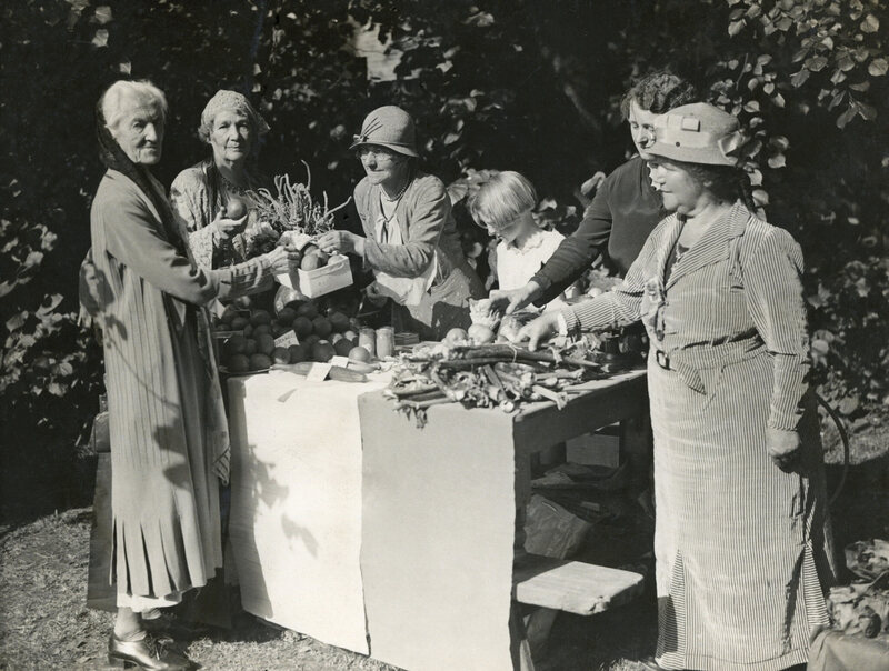 Suffragettes Charlotte Despard and Emmeline Pethick Lawrence buying vegetables. 