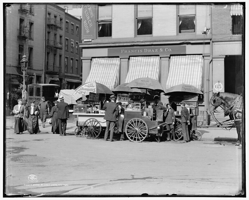 School kids would often eat from lunch carts in early 20th-century New York City.