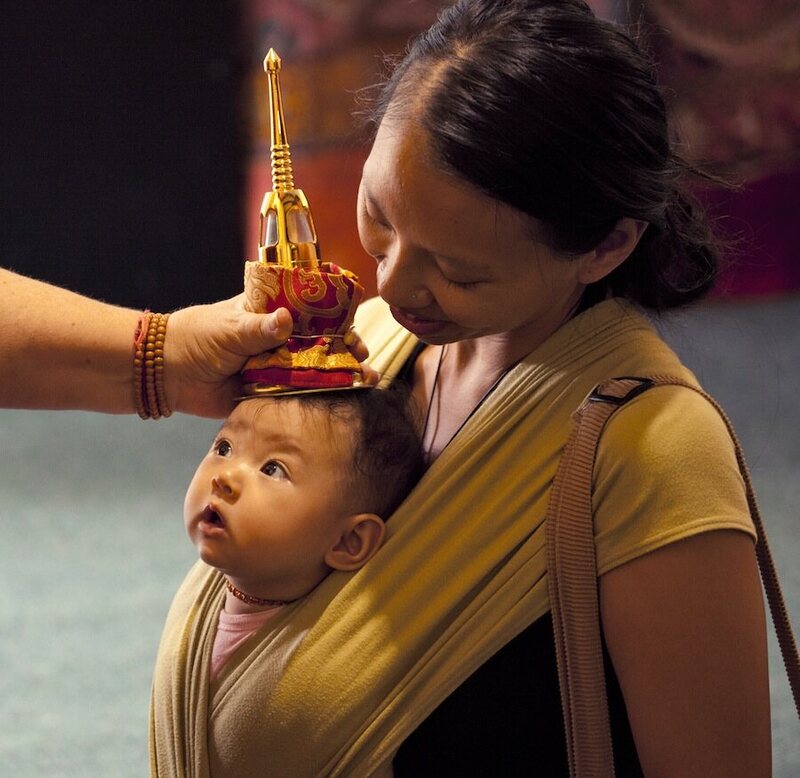 Phật tử tin rằng, nếu đặt ngọc xá lợi Phật trên đầu có thể chữa lành bệnh tật và thanh lọc cơ thể.