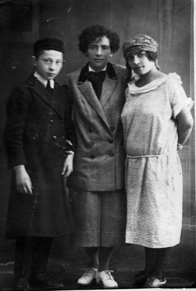 Eve Adams with her siblings in 1925. 