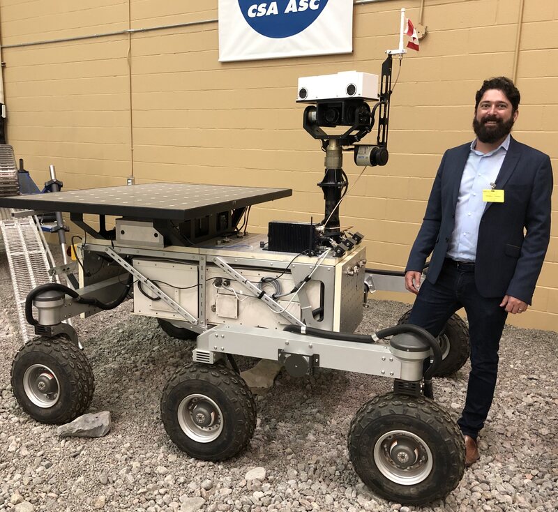 Christopher Hamilton con el rover RAVEN. 