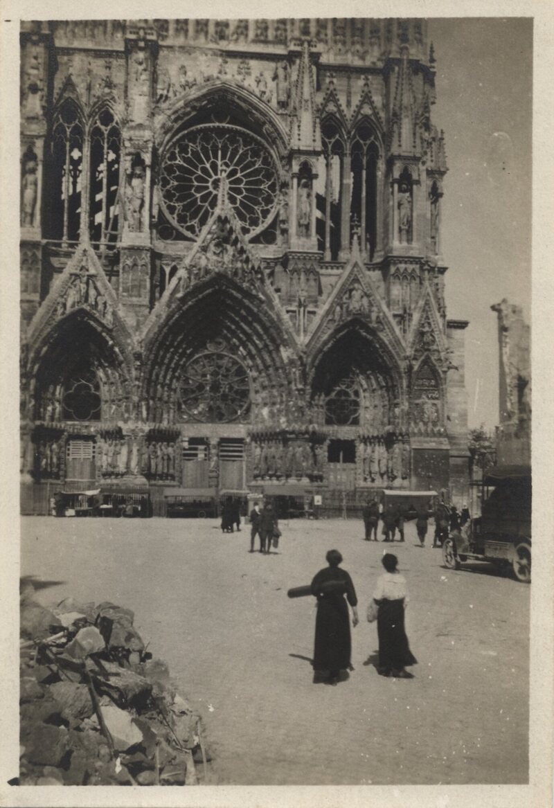 Letta Altas del Cuerpo de Enfermeras del Ejército defendió la imagen de Notre Dame de Reims en el noreste de Francia.  La catedral sufrió graves daños en la batalla.