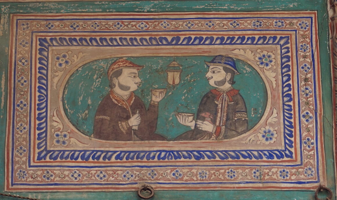 The rich merchants of the Shekhawati region covered their mansions with elaborate paintings. This image depicts Englishmen drinking tea, evidence that British influence and lifestyle were appreciated by the Rajasthani elite.
