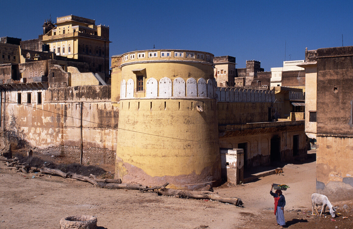 Mahansar also boasts an 18th-century fort, which was built around the same time the Shekhawat family started distilling.