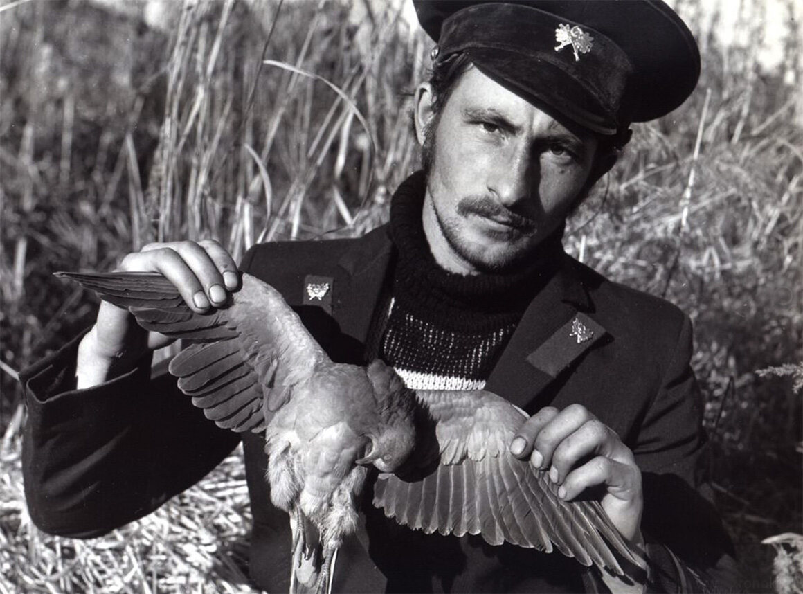А. Киселев держит тело голубя.