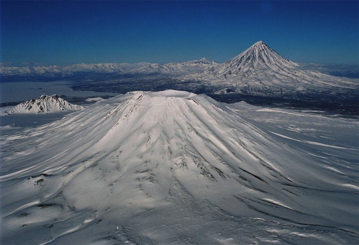 Вид двух вулканов, Крашенинникова и Кроноцкого, зимой.