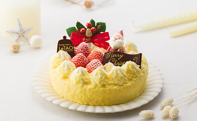 The Christmas Double is from LeTao, a popular pastry store in Hakodate, Hokkaido that ships their cakes nationwide. It's a triple-layer cheesecake with a sponge cake base, whipped cream topping, and fresh strawberries. 