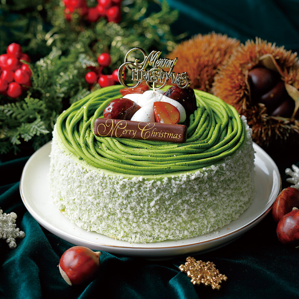 This green tea cake from Gion Tsujiri, a green tea company in Kyoto, takes its inspiration from the Mont Blanc. Instead of chestnut cream, the moist cream filled sponge cake base is topped with green tea chocolate ganache and <em>kuri no shubukawa-ni</em>, chestnuts with their slightly bitter inner skins intact, cooked in syrup.