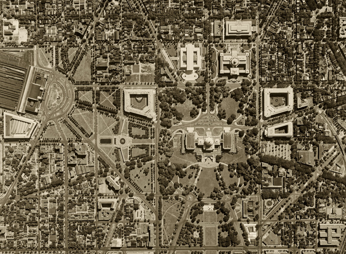 uma fotografia aérea de 1951, incluindo o Capitólio dos Estados Unidos, mostra a complexidade do design de L'enfant.'Enfant's design. 