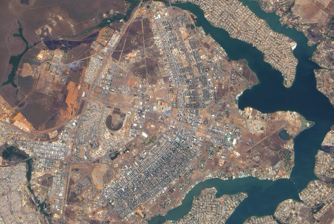 A capital planejada do Brasil, Brasília, tem a forma de um avião. a capital planejada do Brasil, Brasília, tem a forma de um avião. NASA Earth Observatory/Jesse Allen