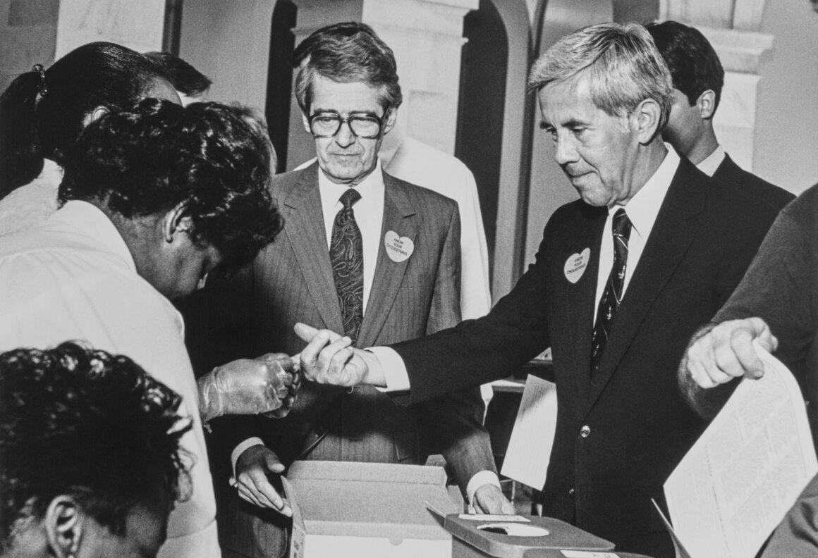 Phil Sokolof (center, in glasses) at an American Heart Savers event where politicians received blood tests in 1988.