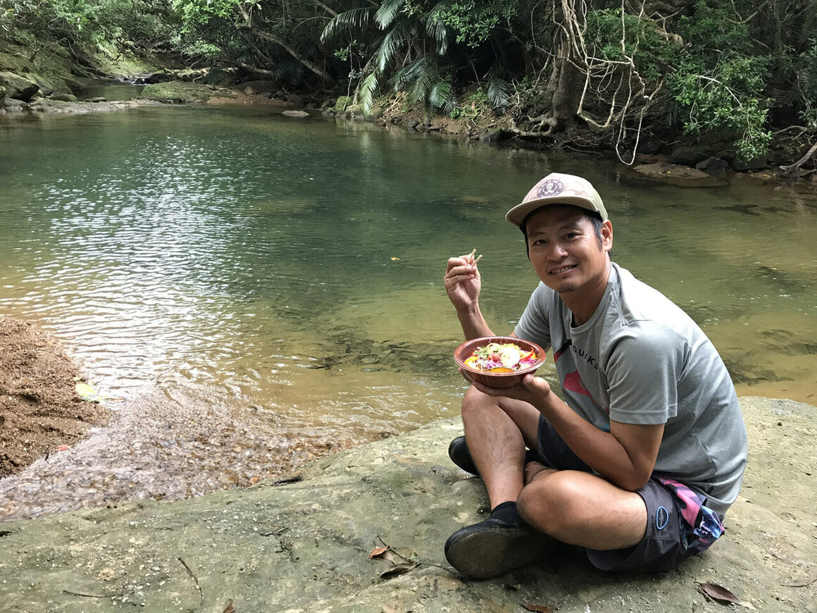 Ryusuke MatsushitaはPinaisara Falls麓であれば、一杯を食べました。