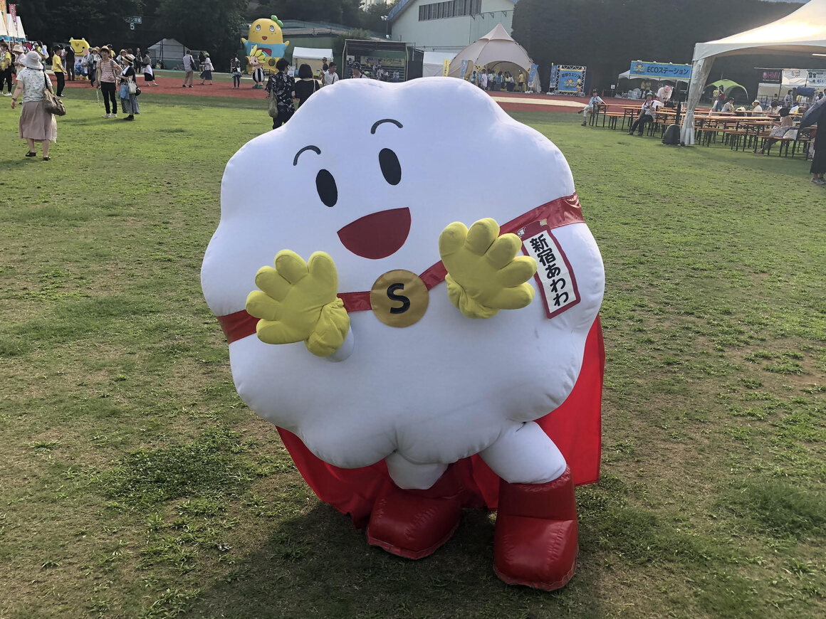 シャボン玉の形のマスコット新宿阿波と（Shinjuku Awawa）はコロナウイルス感染症を控えて手衛生の福音を広めるのに役立ちました。