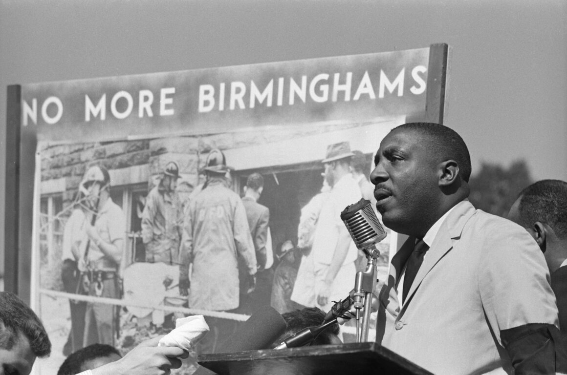 Gregory speaking to a crowd in Washington DC in 1963.