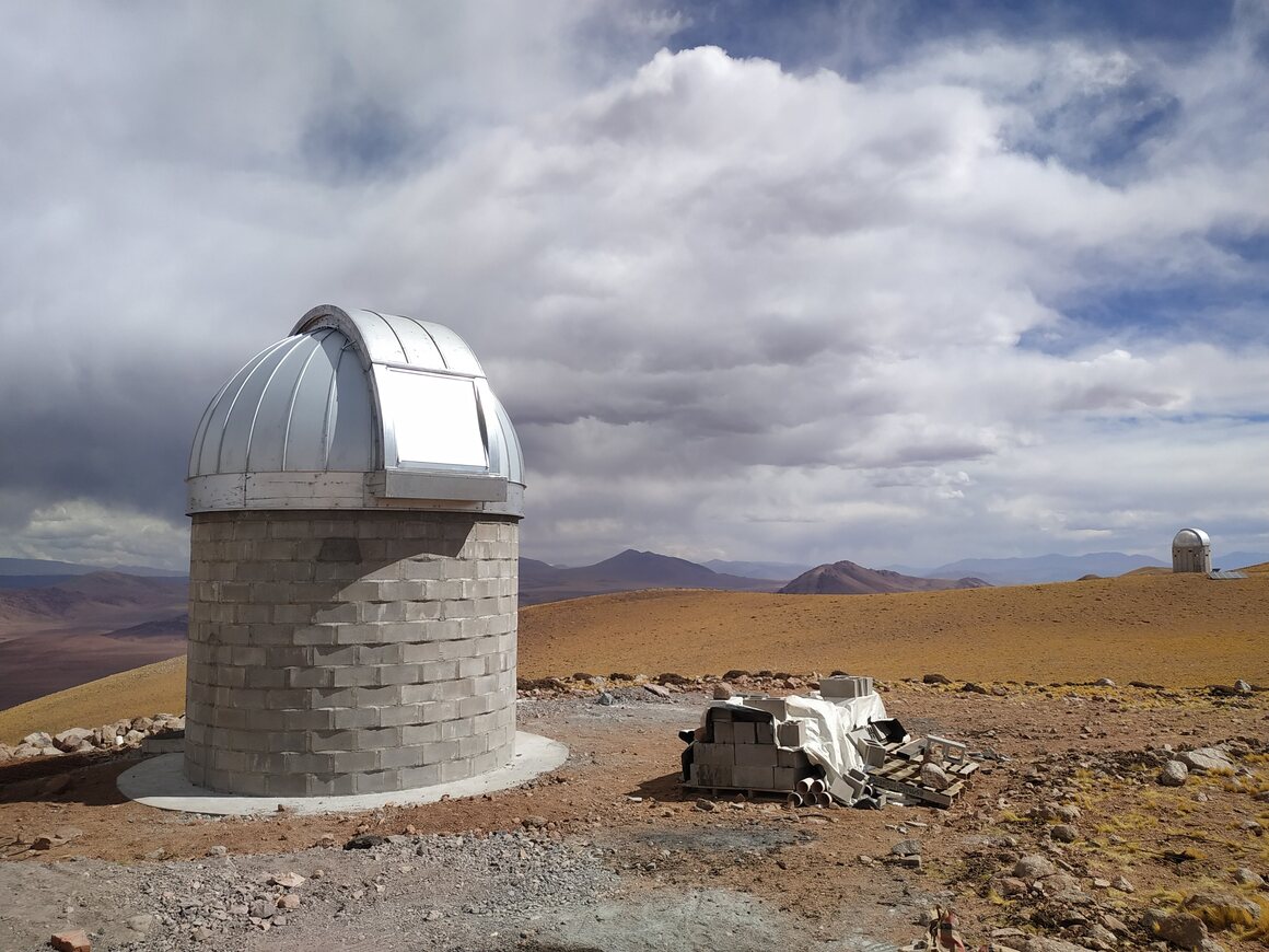 En 2019 se mostró, aún en construcción, una de las tres estaciones de observación del sitio TOROS;  Al fondo hay otra instalación dedicada a los estudios infrarrojos del cielo nocturno.