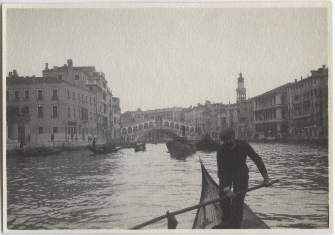 El teniente Eddie Shedil del noveno batallón de campo tenía una imagen de un viaje en góndola en Venecia, Italia.