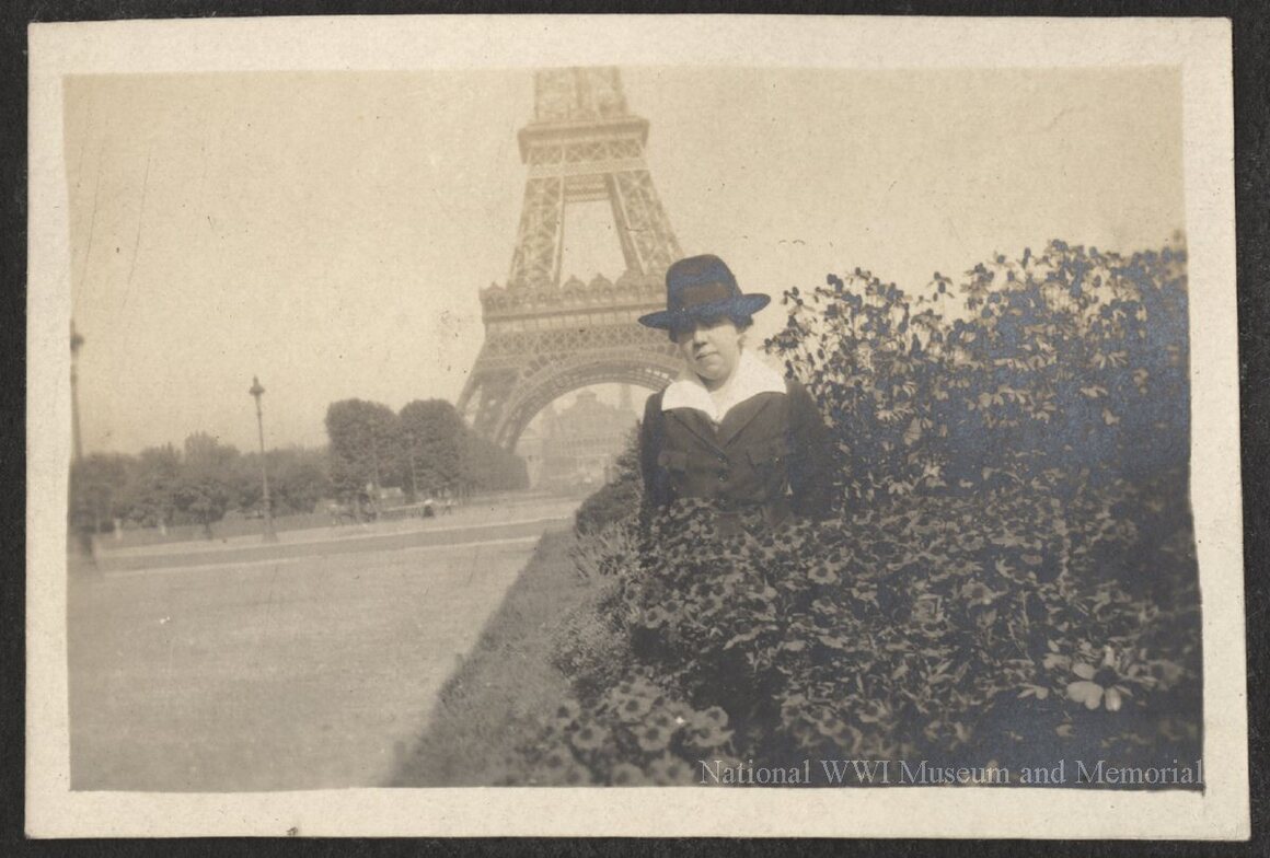 Alta May Andrews del Cuerpo de Enfermeras del Ejército, Hospital No. de la Cruz Roja Americana en París.  Detenido en 1.  Agregó esta imagen de la Torre Eiffel a su álbum de fotos, que también incluía imágenes del campo de batalla. 