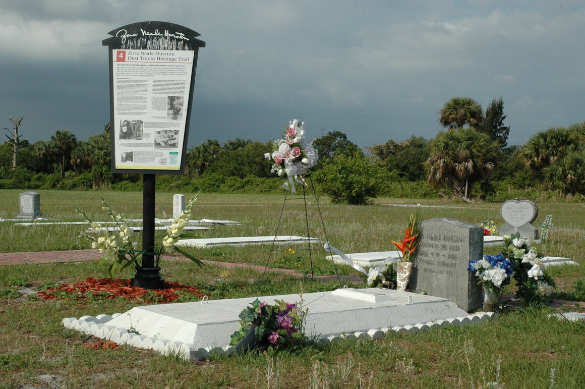 Hurston's grave has a stone installed by author Alice Walker: “A GENIUS OF THE SOUTH.” 