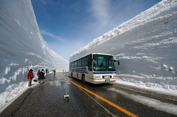 How to Clear a Path Through 60 Feet of Snow, Japanese Style