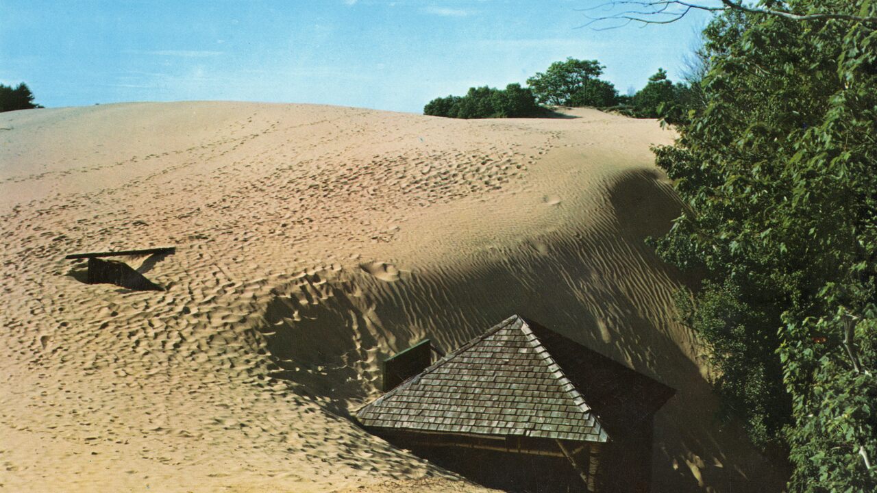zdjęcia z lat 60. XX wieku pokazują, że budowla została pochłonięta przez wydmy.