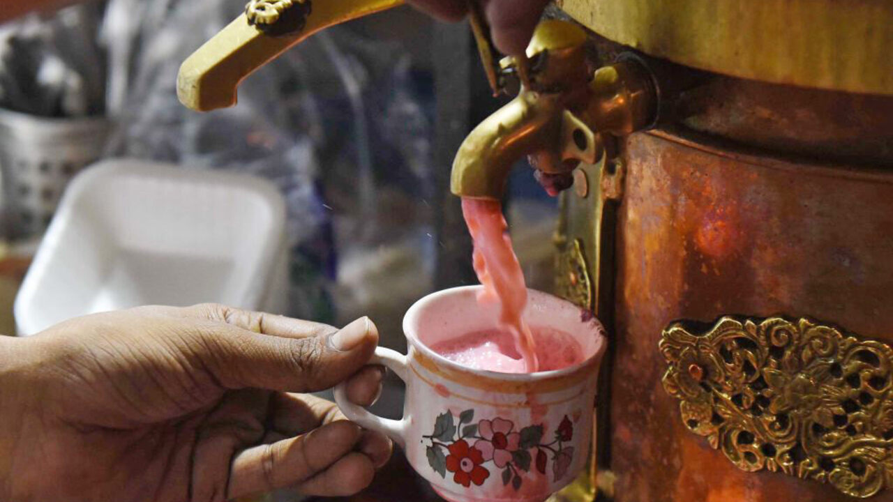 Rosy Kashmiri chai tem tradicionalmente um sabor salgado.