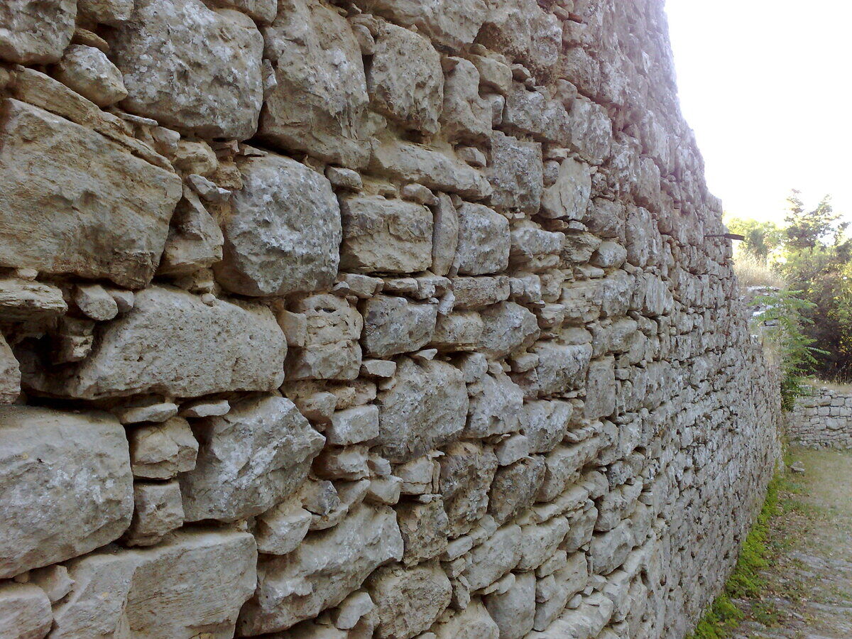 Стена в древности. Финикийская стена. Phoenician Wall Ливан. Ancient wells. Найдите эрестена.